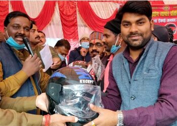 नौतनवां: व्यापार मंण्डल युवा जिला इकाई ने वितरित किये निःशुल्क हेलमेट, सीओ ने बच्चो को दिलाई प्रतिज्ञा