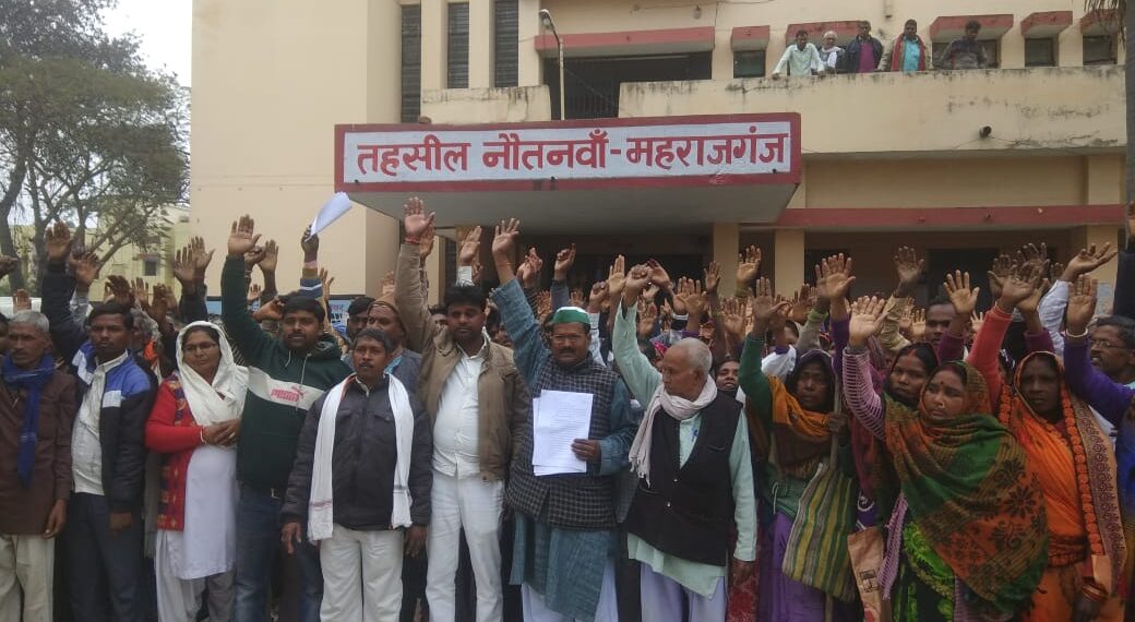 विसंगतियों को लेकर वनग्राम वासियों ने तहसील नौतनवां का किया घेराव, चौपाल लगा कर समाधान करवाने का मिला आश्वासन