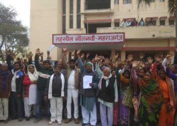 विसंगतियों को लेकर वनग्राम वासियों ने तहसील नौतनवां का किया घेराव, चौपाल लगा कर समाधान करवाने का मिला आश्वासन