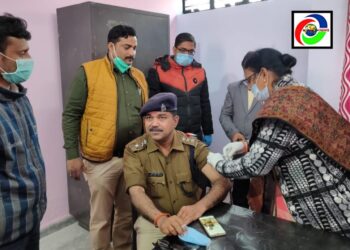 नौतनवां सीओ ने लगवाया कोरोना का टीका, कहा यह पूरी तरह सुरक्षित और प्रभावी