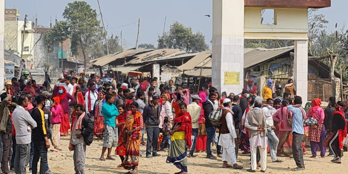 ठूठीबारी: त्रिवेणी धाम से लौट रहे को एसएसबी ने रोका, हंगामा, नेपाली लोगो ने रोके भारतीय वाहन