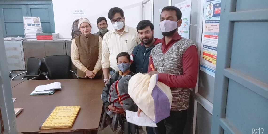 गोरखपुर: जिला क्षय रोग अधिकारी के निर्देश पर सहकर्मियों ने क्षय रोगियों को लिया गोद