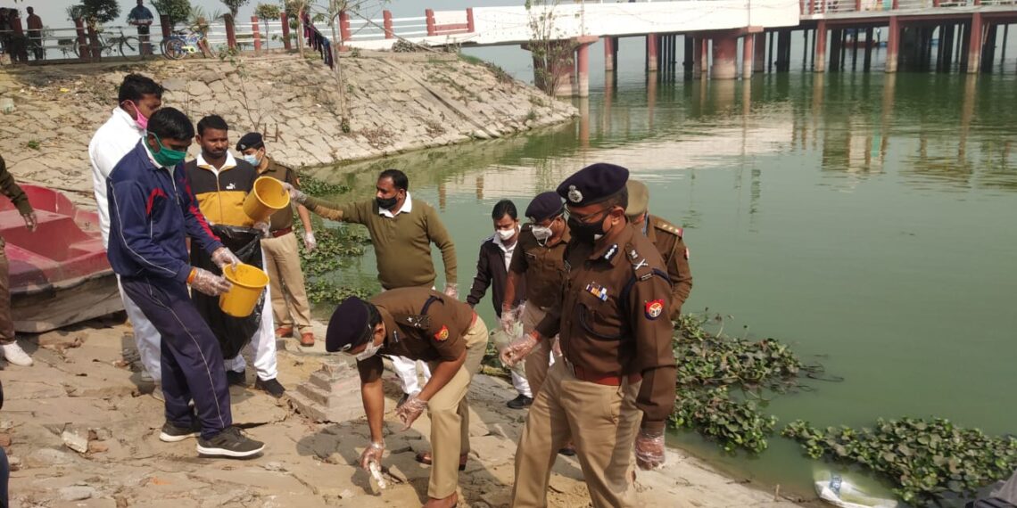 नवागत एडीजी अखिल कुमार स्वच्छता अभियान को आगे बढ़ाते हुए नमामि गंगे रामगढ़ ताल को कराया साफ-सफाई