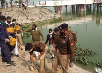 नवागत एडीजी अखिल कुमार स्वच्छता अभियान को आगे बढ़ाते हुए नमामि गंगे रामगढ़ ताल को कराया साफ-सफाई