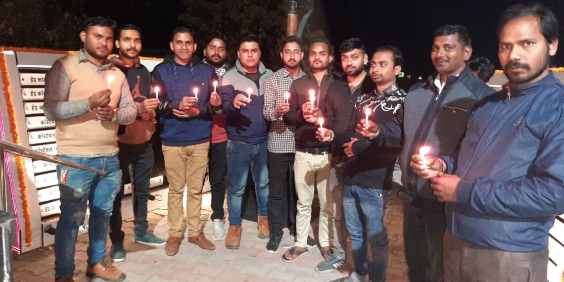 नौतनवां: पुलवामा के शहीदों को कैंडल जलाकर युवा कार्यकर्ताओ ने दी श्रद्धांजलि