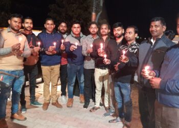 नौतनवां: पुलवामा के शहीदों को कैंडल जलाकर युवा कार्यकर्ताओ ने दी श्रद्धांजलि