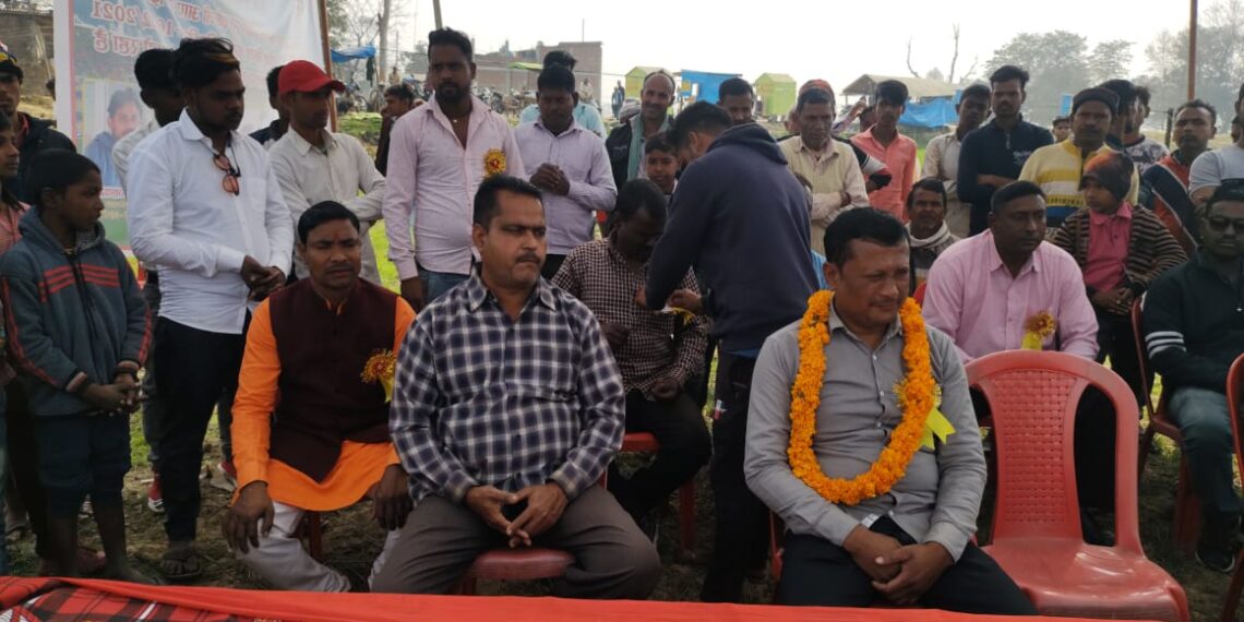 नौतनवां: हरदी डाली में आयोजित क्रिकेट प्रतियोगिता में नौतनवां और परसिया के बीच खेला गया मैच