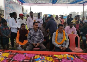 नौतनवां: हरदी डाली में आयोजित क्रिकेट प्रतियोगिता में नौतनवां और परसिया के बीच खेला गया मैच