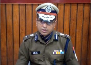 थाने में किसी को देख इग्नोर न करे, हो सकते है गोरखपुर एडीजी