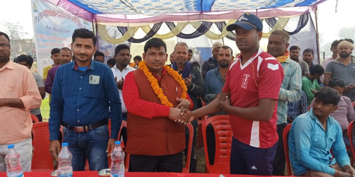 नौतनवां: सुंडी और हरदी डाली के बीच खेले जा रहे कैनवास क्रिकेट प्रतियोगिता में हरदी डाली ने मारी बाजी