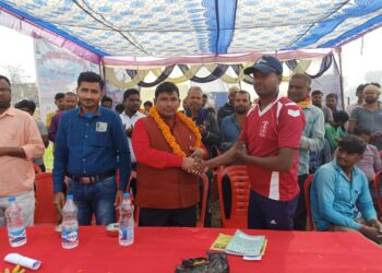 नौतनवां: सुंडी और हरदी डाली के बीच खेले जा रहे कैनवास क्रिकेट प्रतियोगिता में हरदी डाली ने मारी बाजी