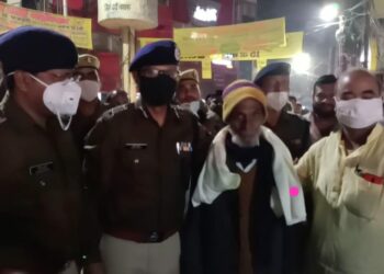 गोरखपुर एडीजी अखिल कुमार ने क्यों पहनाया एक ठेले वाले को शॉल, जानिए