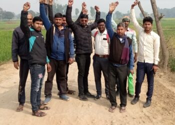 क्षतिग्रस्त सड़क से राहगीरों एवं ग्रामीणों में आक्रोश, प्रदर्शन करके लोगों ने किया विरोध