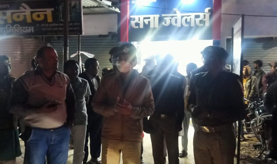 महाराजगंज पहुंचे आईजी रेंज राजेश मोदक, कुल्हुई थाने और ज्वेलरी की दुकान का किया निरीक्षण