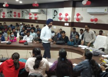 हर हार में जीत होती है, मेहनत व लगन से अपने लक्ष्य को प्राप्त करें- सीडीओ