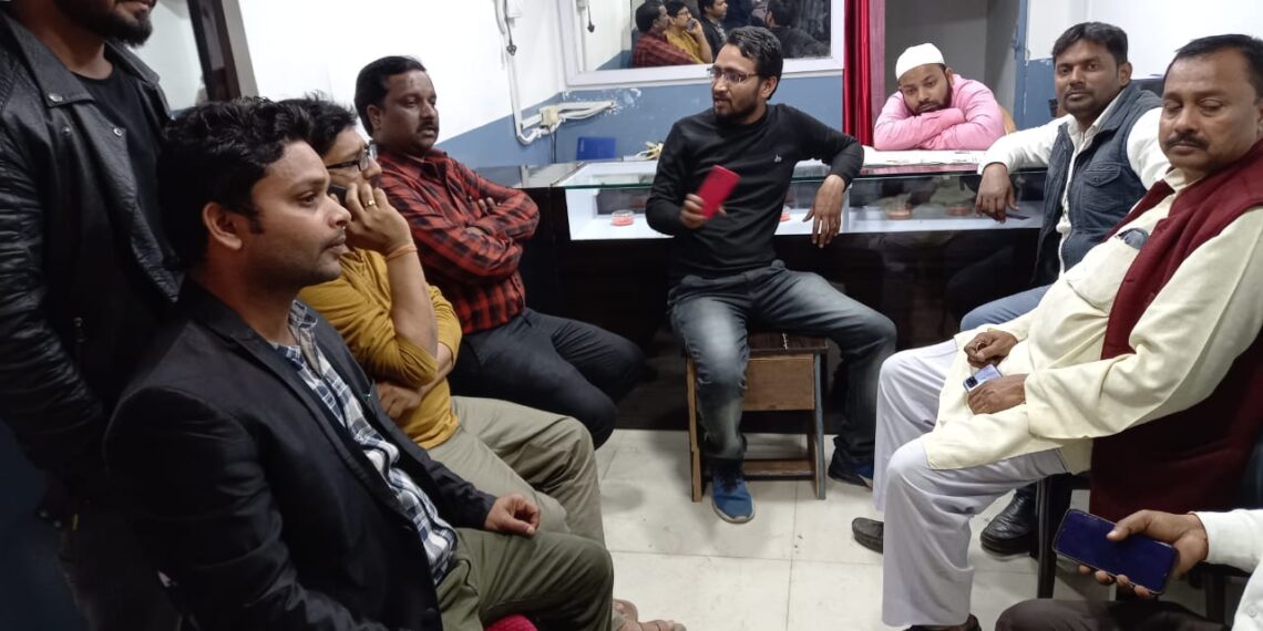 महराजगंज: स्वर्ण व्यवसायी के दुकान से लाखों की चोरी के खुलासे को लेकर पुलिस अधीक्षक से बात करेंगे युवा जिलाध्यक्ष, कोल्हूई पहुंच व्यापरियों के साथ बनाई रणनीति