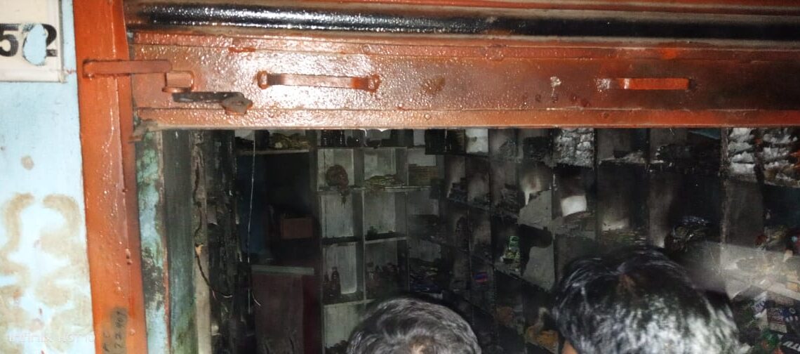 मेंहदावल: दुकान में लगी आग, धु धु कर समान जल कर राख