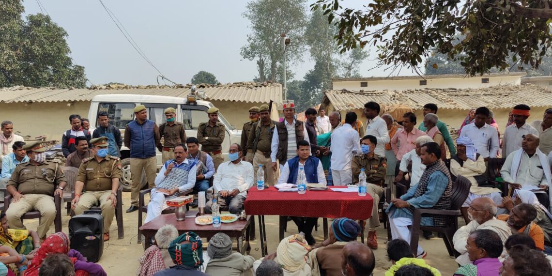 नौतनवां एसडीएम ने चौपाल लगा जनता के समस्याओं को निस्तारण करने के दिए निर्देश