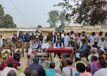 नौतनवां एसडीएम ने चौपाल लगा जनता के समस्याओं को निस्तारण करने के दिए निर्देश