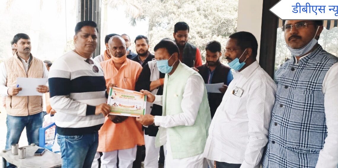 महराजगंज: कोरोना संकट काल मे सामाजिक योगदान देने वाले मीडिया कर्मियों को सांसद पंकज चौधरी ने किया सम्मानित