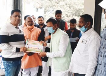 महराजगंज: कोरोना संकट काल मे सामाजिक योगदान देने वाले मीडिया कर्मियों को सांसद पंकज चौधरी ने किया सम्मानित