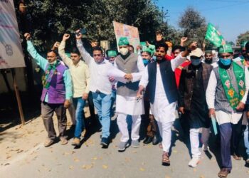 महराजगंज: बढ़ती महंगाई के विरोध में प्रदर्शन, एडीएम को सौंपा ज्ञापन