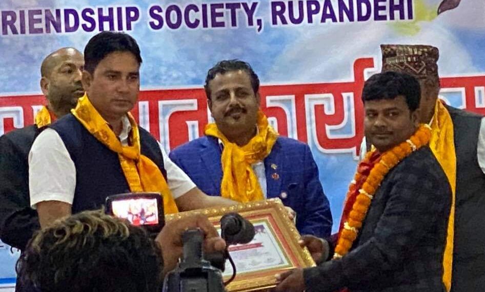 सोनौली: भारत-नेपाल अवध मैत्री समाज ने कोरोना काल के नायकों को किया सम्मानित