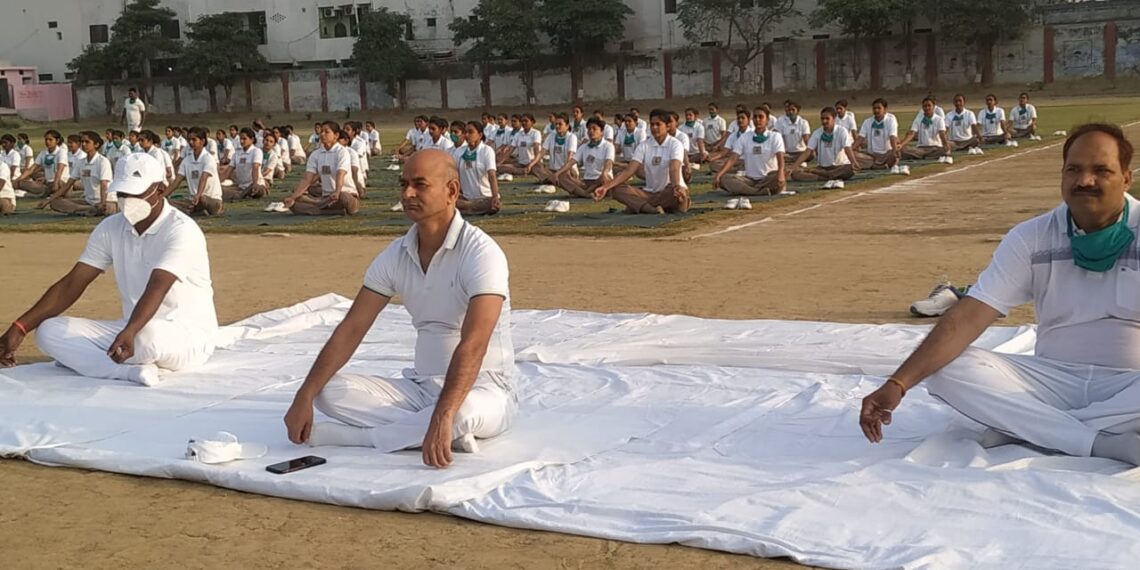 बड़े तोंद वाले जवानों को कराया गया योग, योगाभ्यास से बड़े तोंद को किया जा सकता है कम- एमपी सिंह