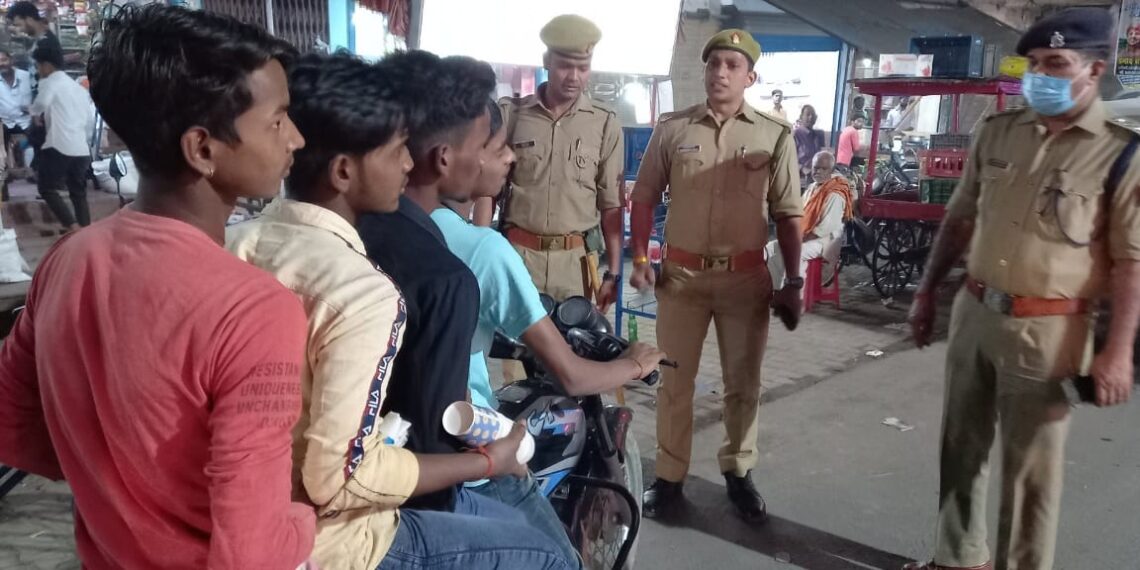 चार सवारी ऊपर से लहरिया कट, नौतनवां सीओ ने रोका तो बोले -अबकी बार छोड़ दीजिए साहब दुबारा गलती नही होगी…