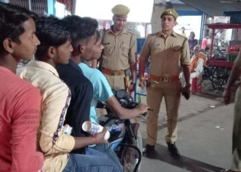 चार सवारी ऊपर से लहरिया कट, नौतनवां सीओ ने रोका तो बोले -अबकी बार छोड़ दीजिए साहब दुबारा गलती नही होगी…