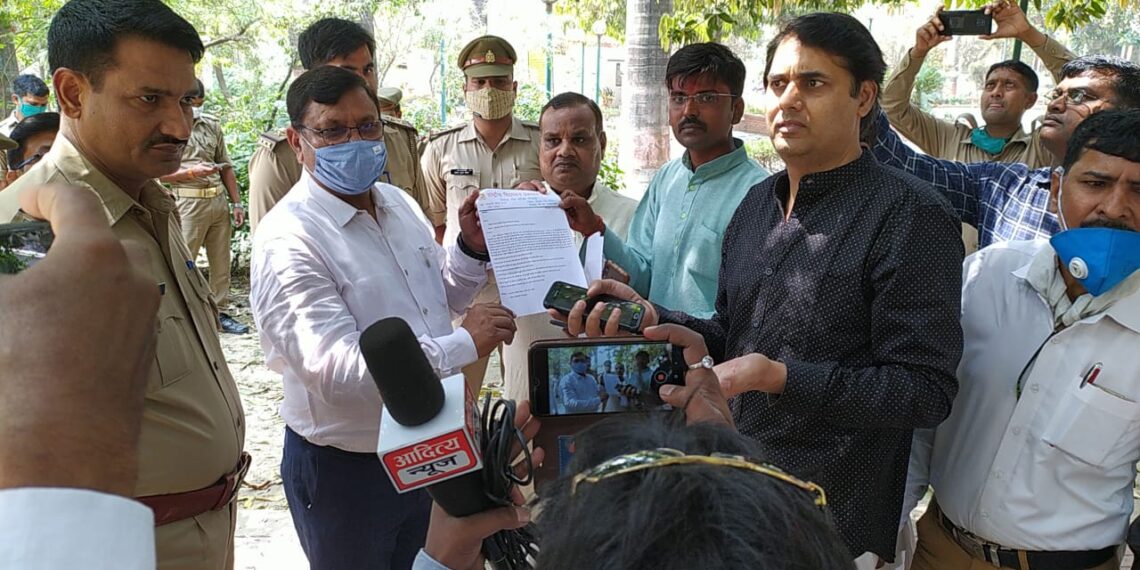 गोरखपुर बीएसए को ज्ञापन सौंप मान्यता निरस्तीकरण की कार्यवाही तत्काल समाप्त करने सहित 6 सूत्रीय मांग, गरजे प्रबंधक