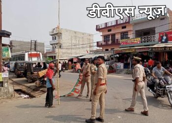 महराजगंज: बृजमनगंज थाने के उपनिरीक्षक उमाकांत सरोज ने आचार संहिता को देखते हुए उतरवाया बैनर व पोस्टर