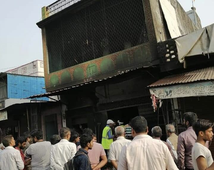 महराजगंज: बृजमनगंज कस्बे के प्रतिष्ठित व्यापारी के दो मंजिला मकान में लगी भीषण आग नगदी सहित कई लाखों का सामान जलकर राख