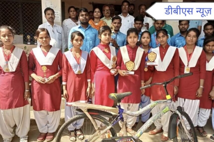 बृजमनगंज: प्रतिभा सम्मान समारोह में छात्र छात्राओं को अभिभावकों के साथ किया गया सम्मानित