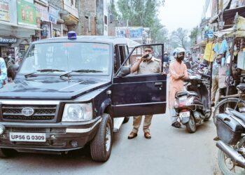 नौतनवां पुलिस ने माइक से अलाउंस कर मास्क पहनने को किया जागरूक