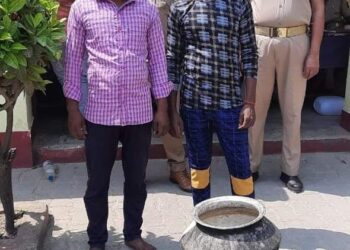 महराजगंज: फरेंदा पुलिस द्वारा 10-10 लीटर अवैध कच्ची शराब के साथ 02 नफर अभियुक्तों को किया गिरफ्तार