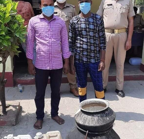 महराजगंज: फरेंदा पुलिस द्वारा 10-10 लीटर अवैध कच्ची शराब के साथ 02 नफर अभियुक्तों को किया गिरफ्तार