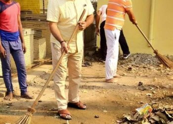 महराजगंज: क्षेत्राधिकारी फरेंदा ने स्वयं झाडू लगाकर कर्मचारियों को दिलाया जिम्मेदारी का अहसास