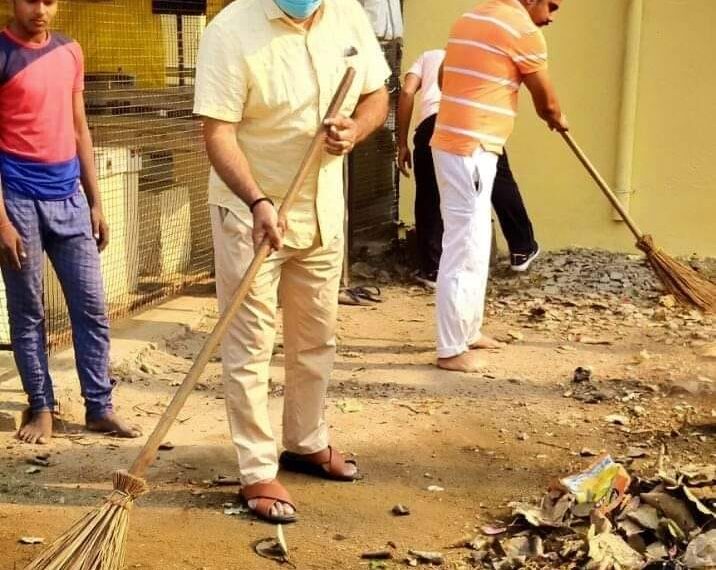 महराजगंज: क्षेत्राधिकारी फरेंदा ने स्वयं झाडू लगाकर कर्मचारियों को दिलाया जिम्मेदारी का अहसास