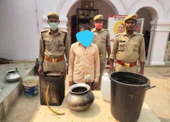 महराजगंज: पुरन्दरपुर पुलिस द्वारा 10 लीटर अवैध कच्ची शराब के साथ 01 नफर अभियुक्त को किया गया गिरफ्तार