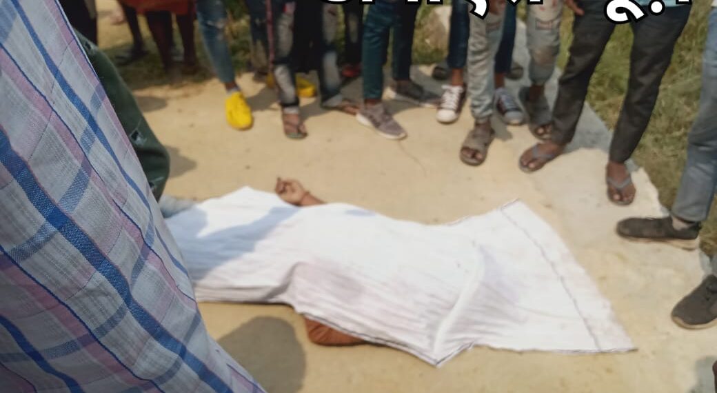 बृजमनगंज: बाइक सवार के सामने बंदर आ जाने से बाइक अनियंत्रित होने से एक कि हुई मौत एक गंम्भीर रूप से घायल