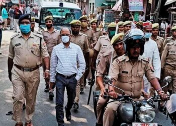 महराजगंज: पंचायत चुनाव को मद्देनजर रखते हुये बृजमनगंज मे क्षेत्राधिकारी और उपजिलाधिकारी ने अपने देख रेख मे फ्लैग मार्च निकाला