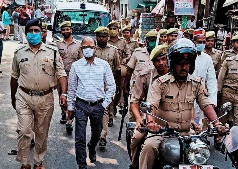 महराजगंज: पंचायत चुनाव को मद्देनजर रखते हुये बृजमनगंज मे क्षेत्राधिकारी और उपजिलाधिकारी ने अपने देख रेख मे फ्लैग मार्च निकाला