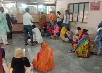 नौतनवां: बैंक का नेटवर्क फेल होने से जमीन पर बैठने को मजबूर हैं खाताधारक