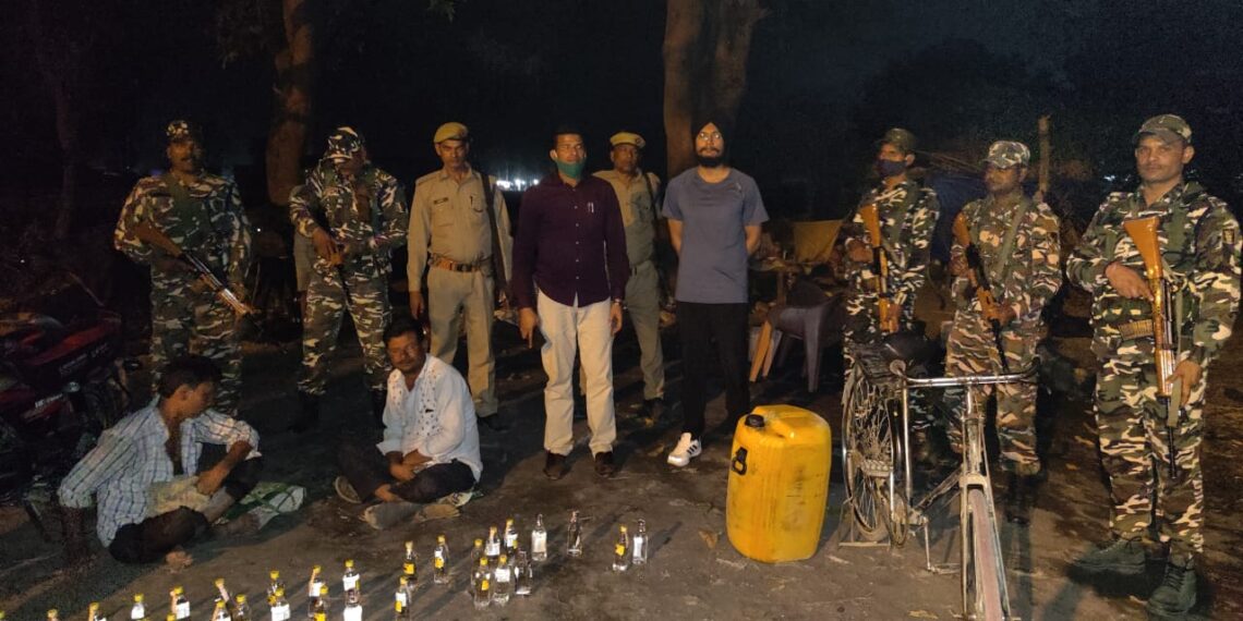 नौतनवां एसडीएम ने इश्क के साथ एक मोटरसाइकिल सहित दो को किया गिरफ्तार