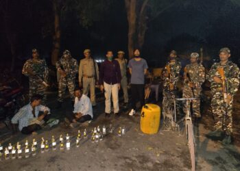 नौतनवां एसडीएम ने इश्क के साथ एक मोटरसाइकिल सहित दो को किया गिरफ्तार