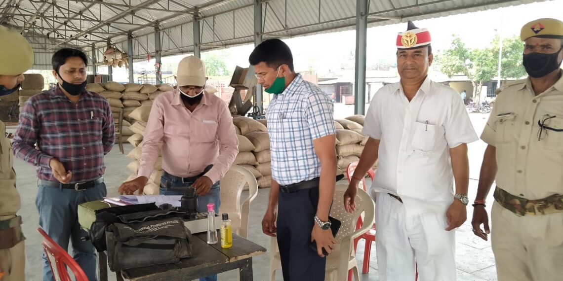 नौतनवां मंडी समिति पर पहुचे एसडीएम, बोले “किसानों को गेंहू बेचने में न हो कोई समस्या”