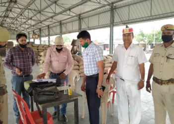 नौतनवां मंडी समिति पर पहुचे एसडीएम, बोले “किसानों को गेंहू बेचने में न हो कोई समस्या”