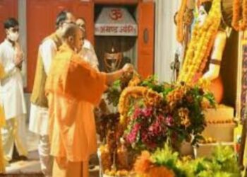 सीएम योगी पहुंचे मंदिर लिया बाबा का आशीर्वाद
