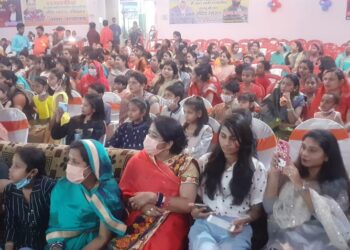 नौतनवां में अग्रहरि वैश्य समाज द्वारा आयोजित होली मिलन समारोह में झूमे दर्शक